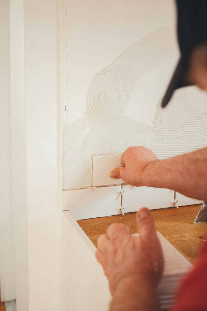 Detalje af bordpladesamling ved køkkenrenovering i Kolding